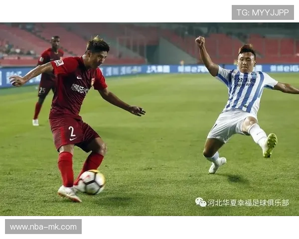 球迷创意横幅致敬退役球星,温情时刻闪耀赛场 球迷创意横幅致敬退役球星,温情时刻闪耀赛场